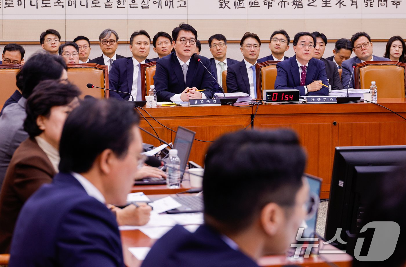 본문 이미지 - 심우정 검찰총장이 21일 오전 서울 여의도 국회 법제사법위원회에서 열린 대검찰청 국정감사에서 의원 질의에 답하고 있다. 2024.10.21/뉴스1 ⓒ News1 안은나 기자