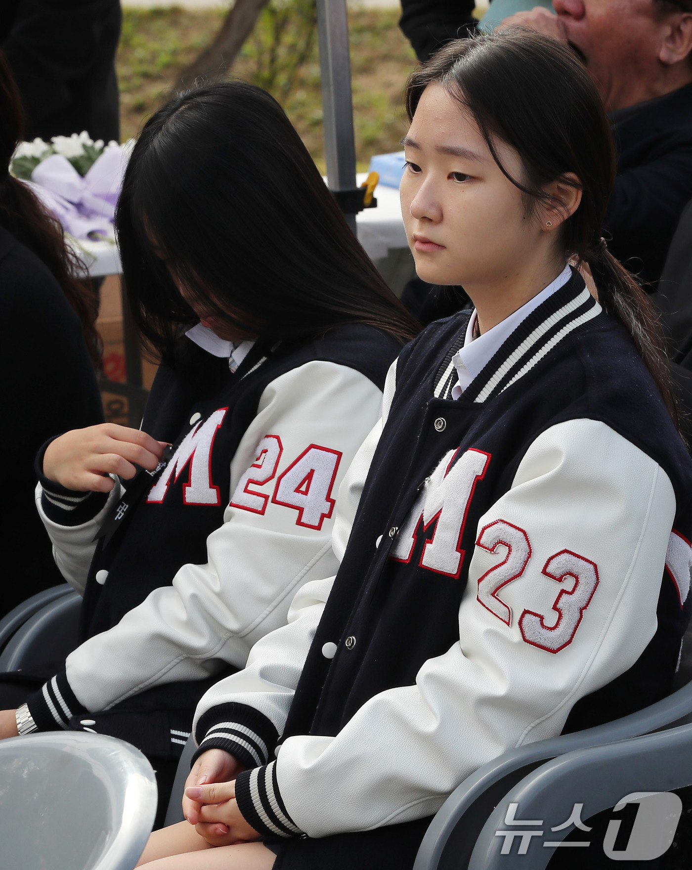 (서울=뉴스1) 박세연 기자 = 21일 서울 성동구 성수대교 위령탑에서 열린 성수대교 사고 30주기 합동위령제에 참석한 무학여고 학생이 근조리본을 만지고 있다. 2024.10.21 …