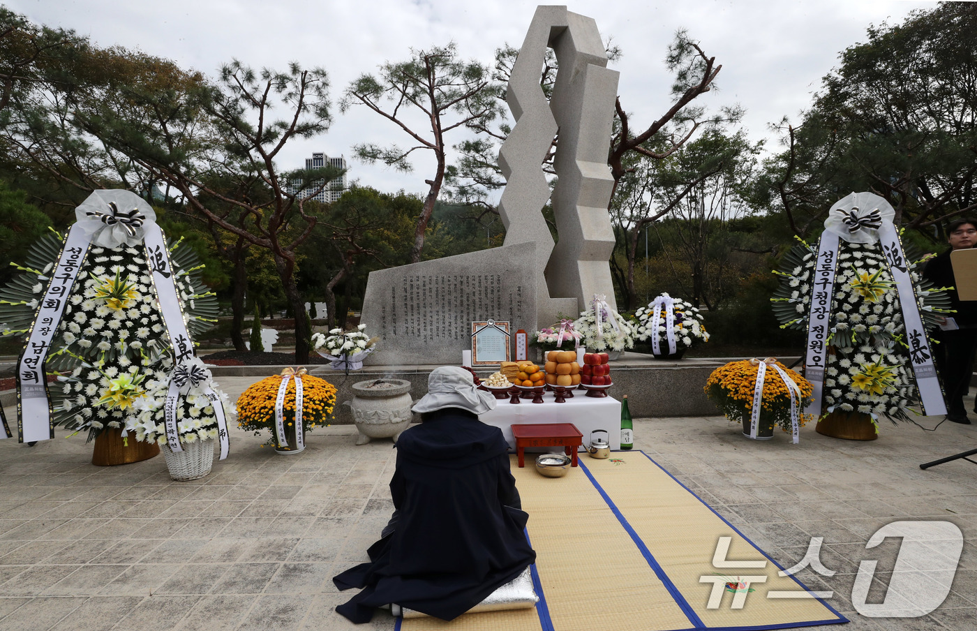 (서울=뉴스1) 박세연 기자 = 21일 서울 성동구 성수대교 위령탑에서 열린 성수대교 사고 30주기 합동위령제에 참석한 한 유가족이 참배를 하고 있다. 2024.10.21/뉴스1