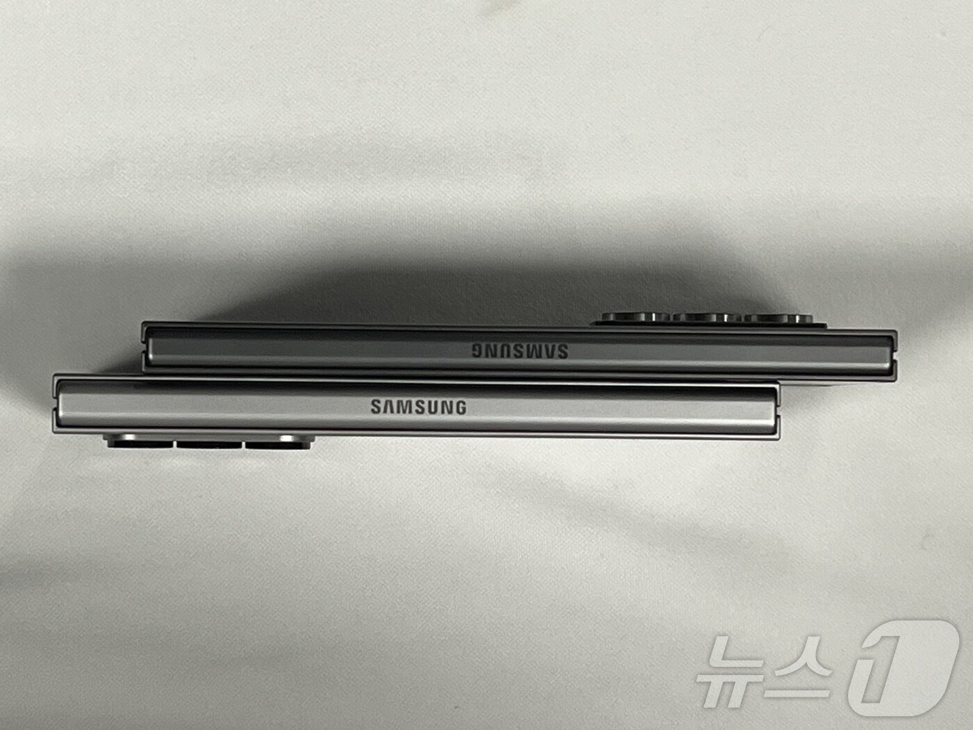 본문 이미지 - 갤럭시 Z 폴드 SE(각각의 사진 위쪽)과 전작 갤럭시 Z 폴드 6. SE 모델을 접었을 때 두께는 폴드6보다 1.5mm 얇다. 펼쳤을 때 두께는 폴드6보다 0.7mm 얇다. 2024. 10. 21/뉴스1 ⓒ 뉴스1 김민재 기자