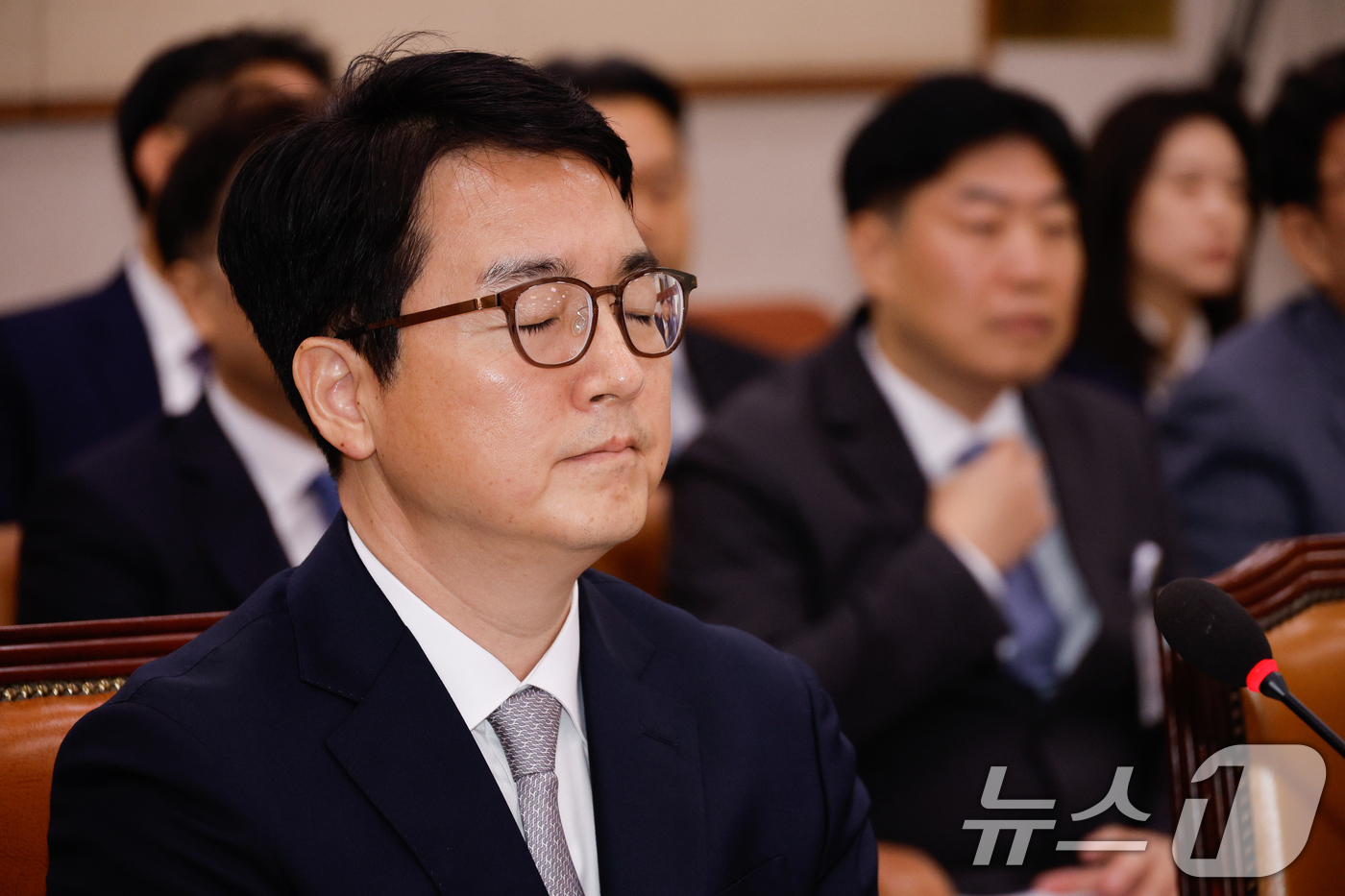 (서울=뉴스1) 안은나 기자 = 심우정 검찰총장이 21일 오전 서울 여의도 국회 법제사법위원회에서 열린 대검찰청 국정감사에서 생각에 잠겨 있다. 2024.10.21/뉴스1