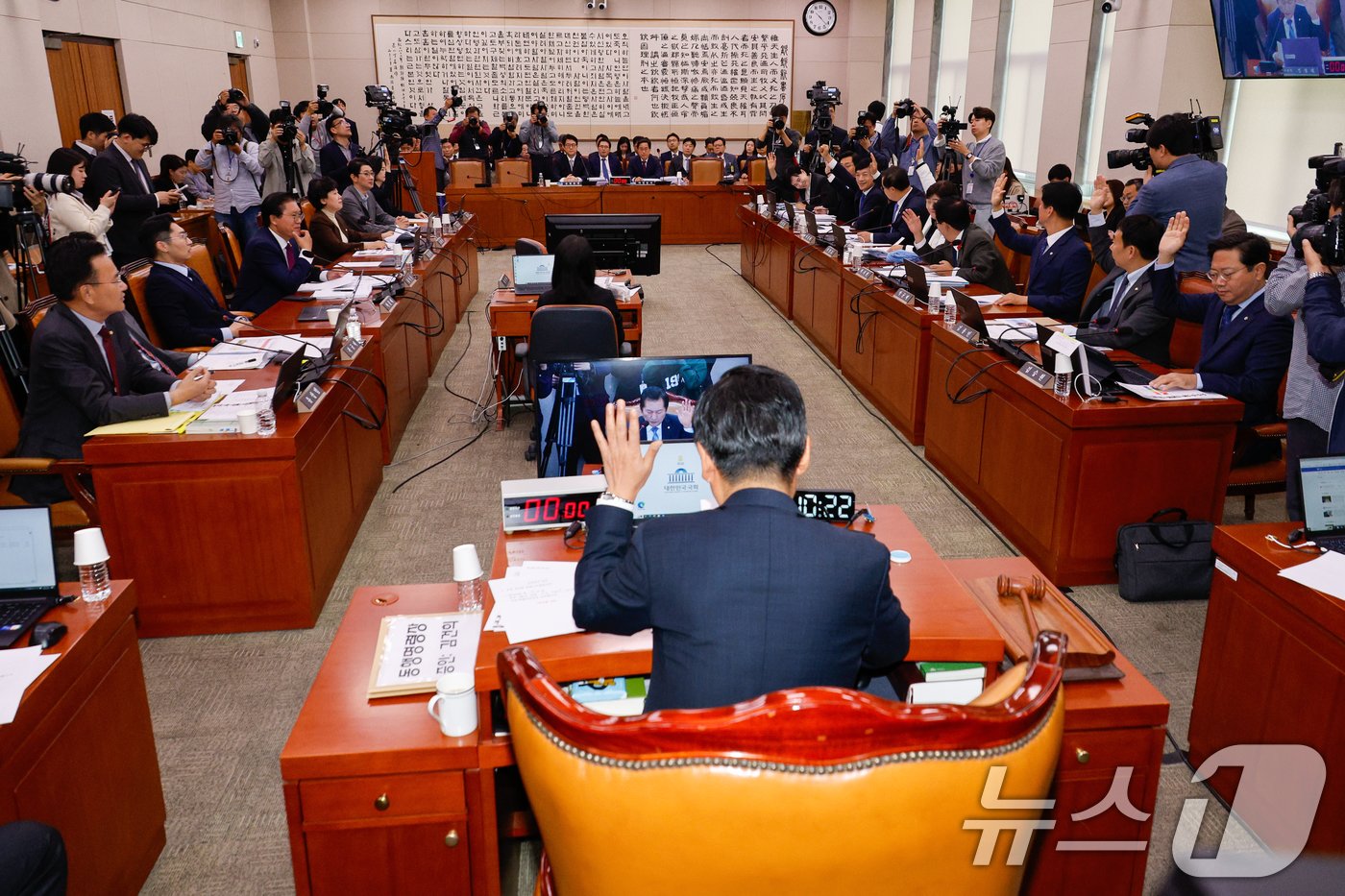 정청래 국회 법제사법위원회 위원장이 21일 오전 서울 여의도 국회에서 대검찰청 국정감사 도중 전체회의를 열고 김건희 여사, 모친 최은순 씨 동행명령장 발부 찬반 표결을 하는 가운데 정 위원장과 야당 의원들이 찬성 거수 표결을 하고 있다. 2024.10.21/뉴스1 ⓒ News1 안은나 기자