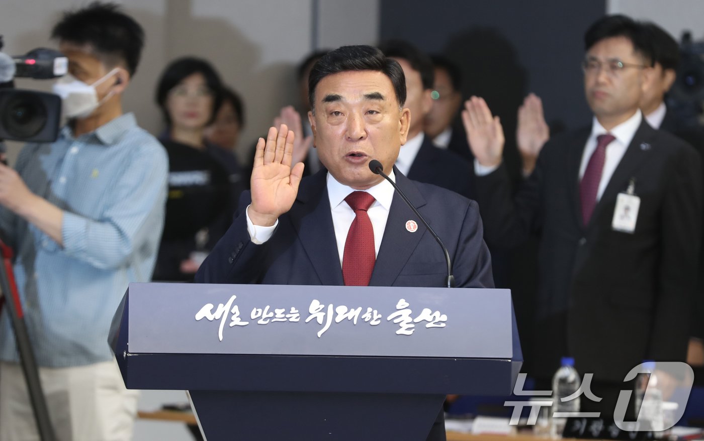 본문 이미지 - 김두겸 울산시장이 21일 오전 울산시청에서 열린 국회 행정안전위원회 국정감사에서 증인 선서를 하고 있다. 2024.10.21/뉴스1 ⓒ News1 조민주 기자