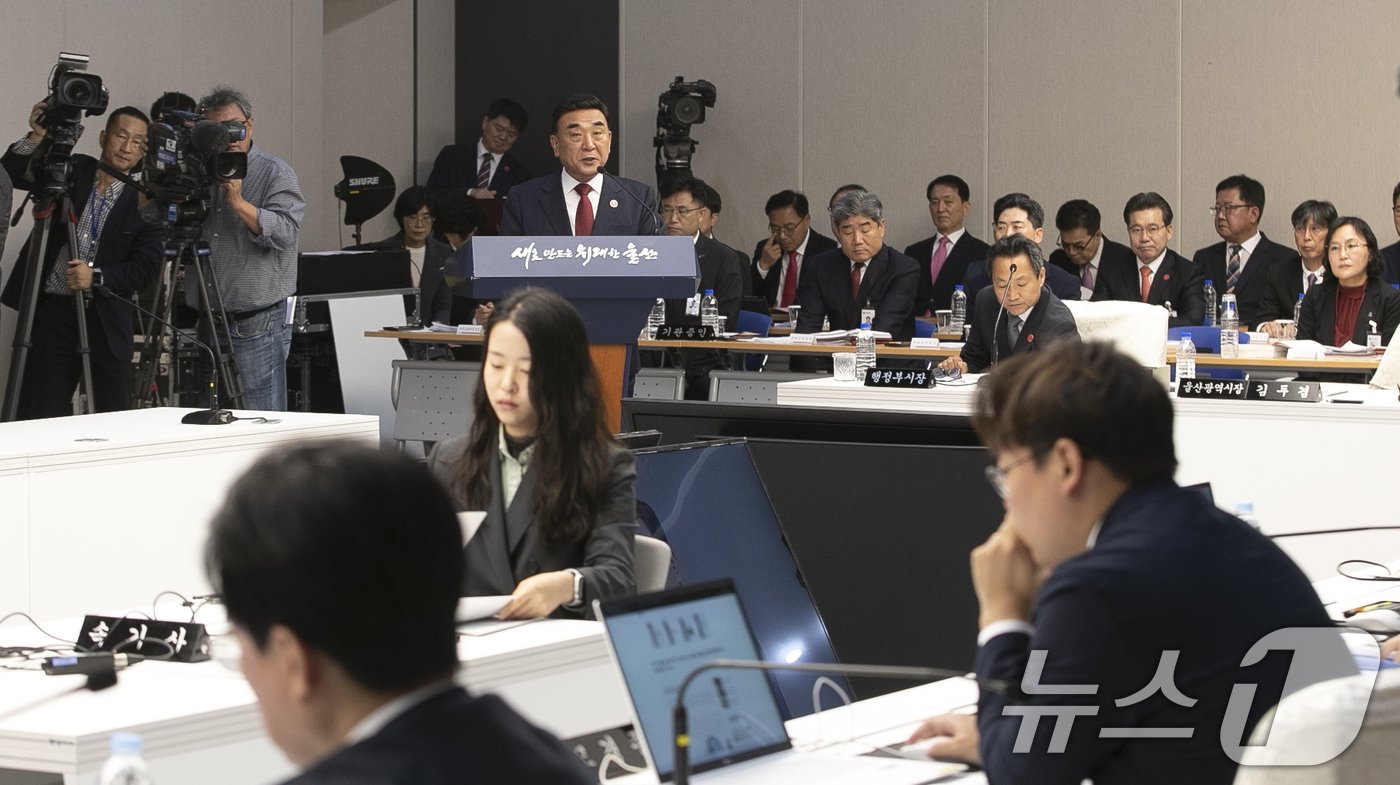 김두겸 울산시장이 21일 오전 울산시청에서 열린 국회 행정안전위원회 국정감사에서 인사말을 하고 있다. 2024.10.21/뉴스1 ⓒ News1 조민주 기자