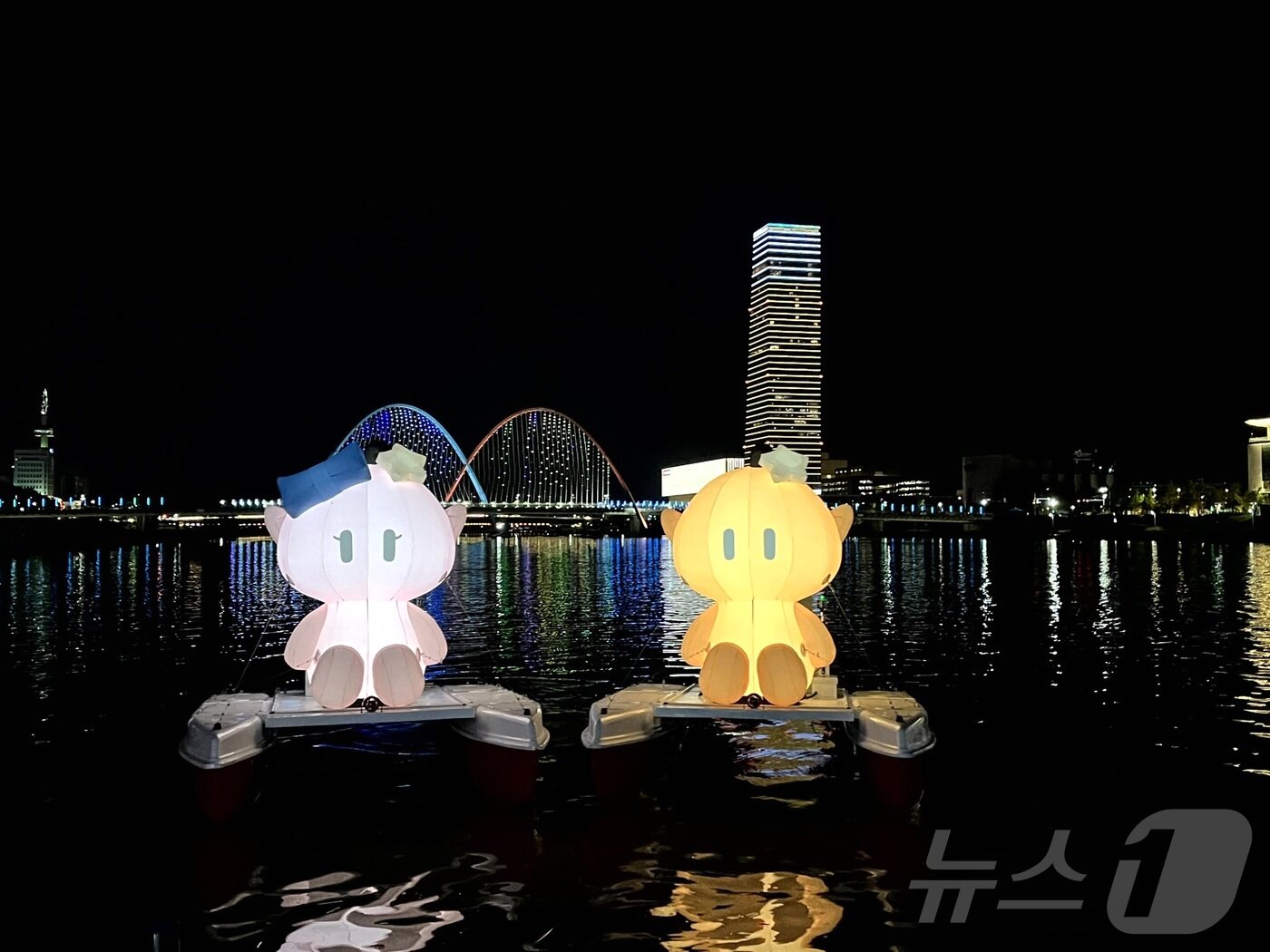 본문 이미지 - 대전시가 지난 18일부터 20일까지 유성구 갑천&#40;엑스포대교~둔산대교&#41;에서 ‘꿈돌이․꿈순이 자율주행 무인보트’야간 수상 공연을 선보이고 있다.&#40;대전시 제공&#41; 2024.10.21/뉴스1 ⓒ News1 김기태 기자