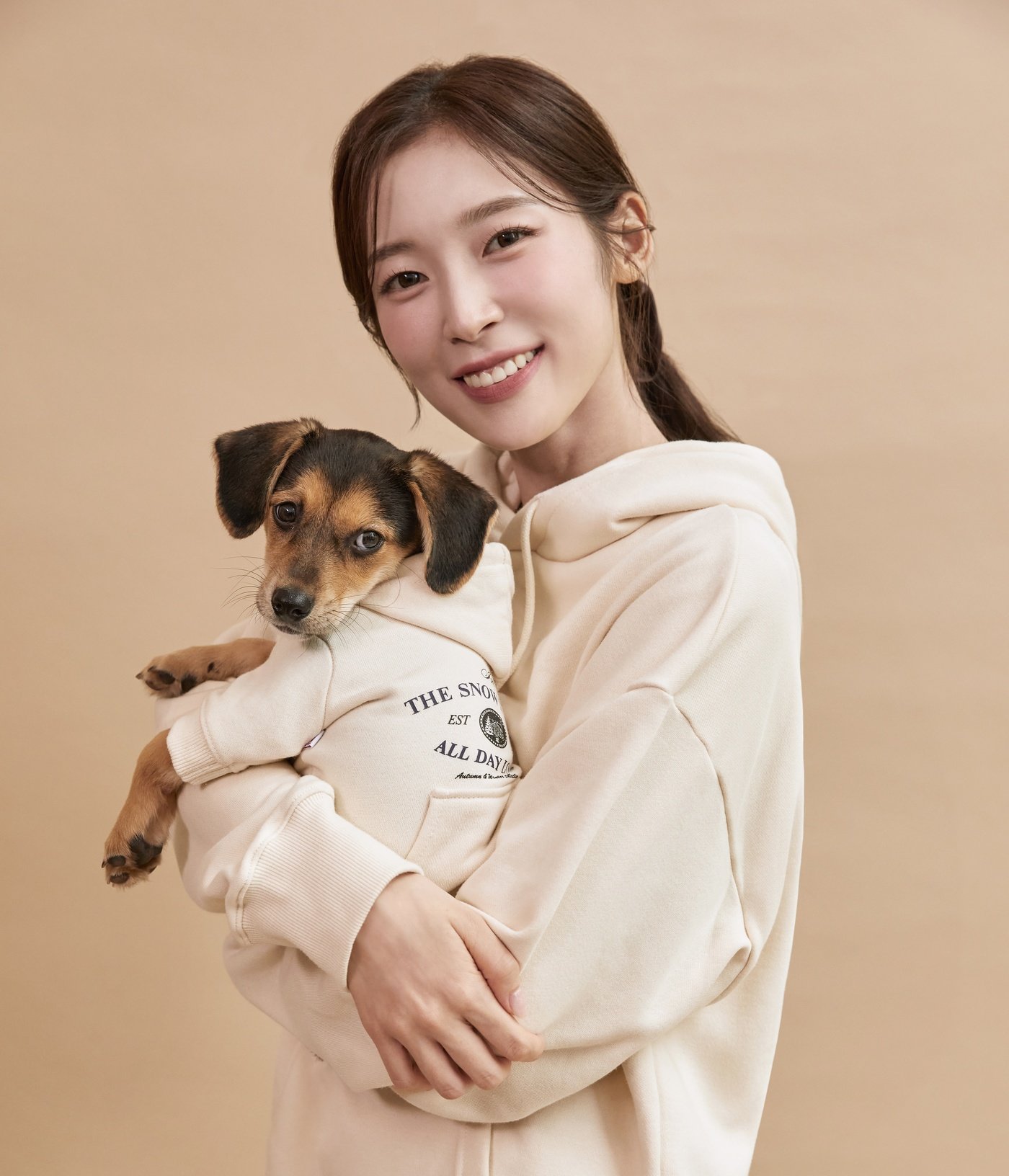 본문 이미지 - BYC의 '올데이롱' 후드 티셔츠 제품과 같은 디자인의 반려견용 후드티도 출시한다. (BYC 제공) ⓒ 뉴스1