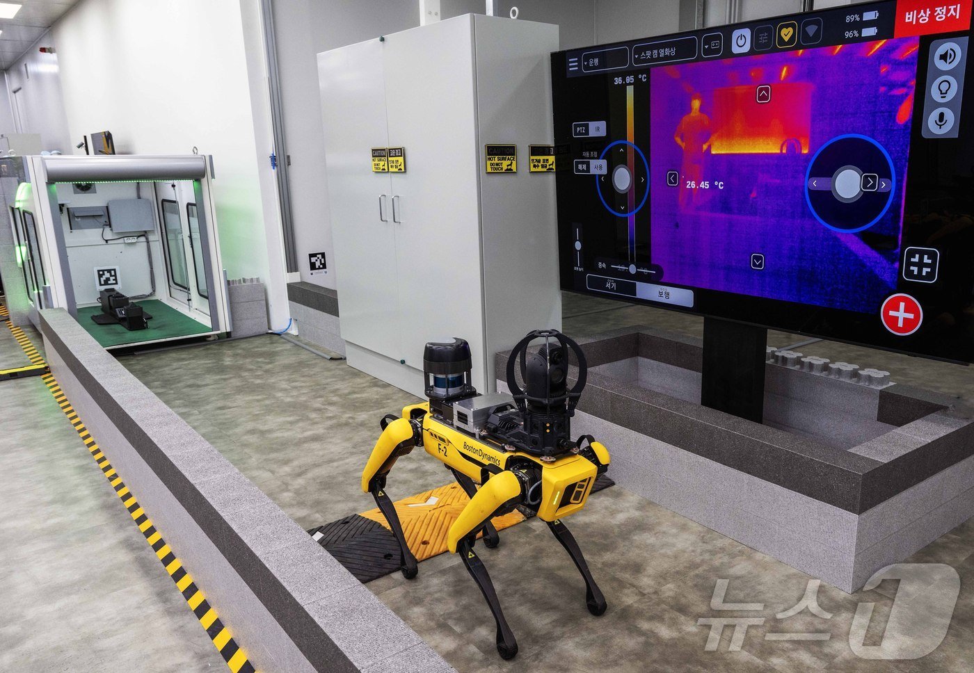 본문 이미지 - 21일 현대차·기아 의왕연구소에서 열린 '이포레스트 테크데이'에 전시된 로봇개 스팟(SPOT) (현대차 제공)