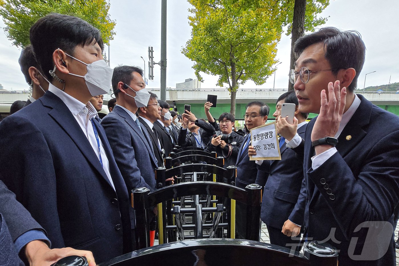 국회 법제사법위원회 소속 더불어민주당 장경태, 이성윤, 이건태 의원이 21일 오후 서울 용산구 대통령 관저 인근에서 김건희 여사에 대한 동행명령장을 전달하기 위해 이동하던 중 경찰에 막혀 있다. 2024.10.21/뉴스1 ⓒ News1 이재명 기자