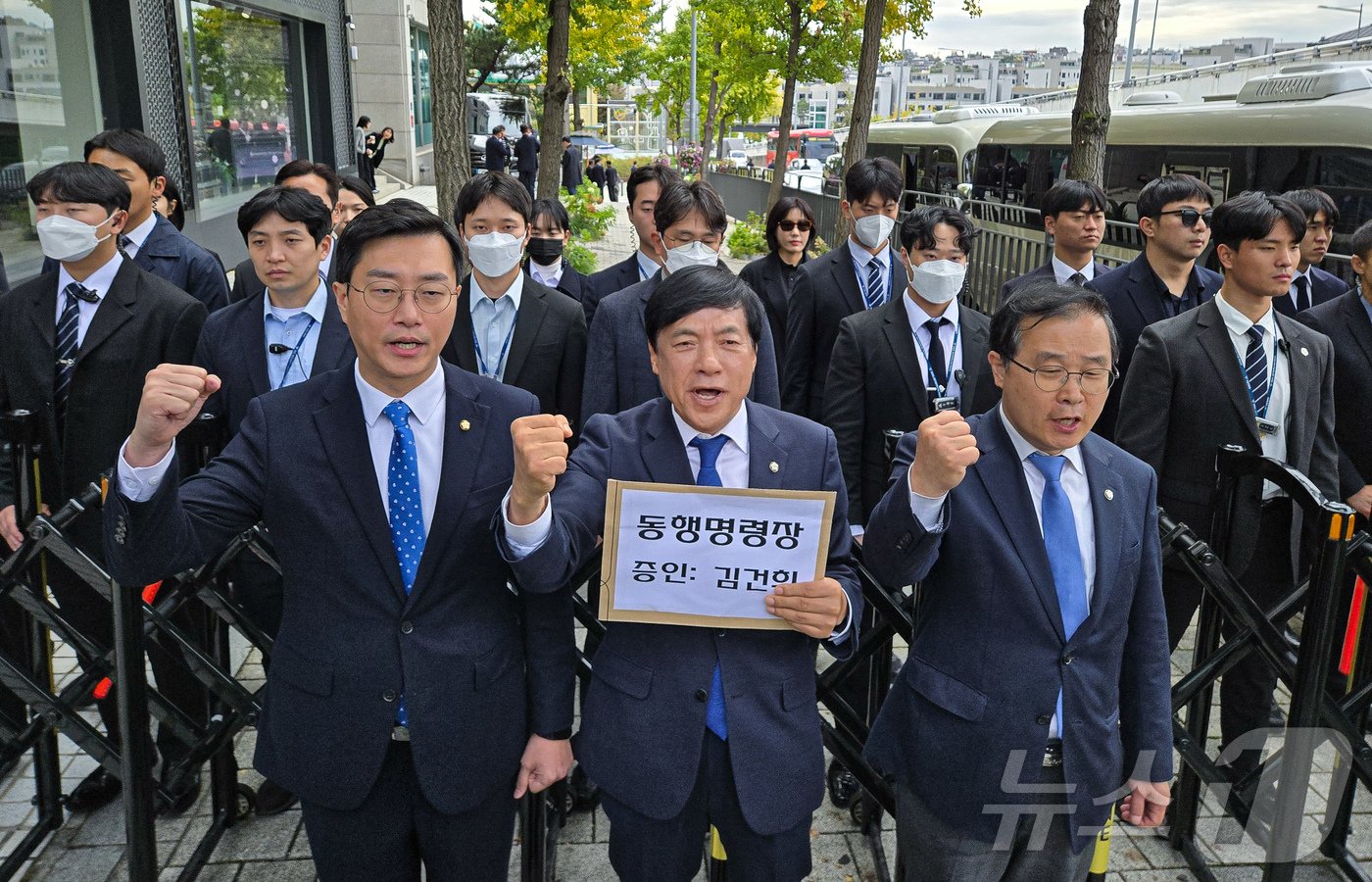 국회 법제사법위원회 소속 더불어민주당 장경태, 이성윤, 이건태 의원이 21일 오후 서울 용산구 대통령 관저 인근에서 김건희 여사에 대한 동행명령장을 전달하기 위해 이동하던 중 경찰에 막히자 구호를 외치고 있다 2024.10.21/뉴스1 ⓒ News1 이재명 기자