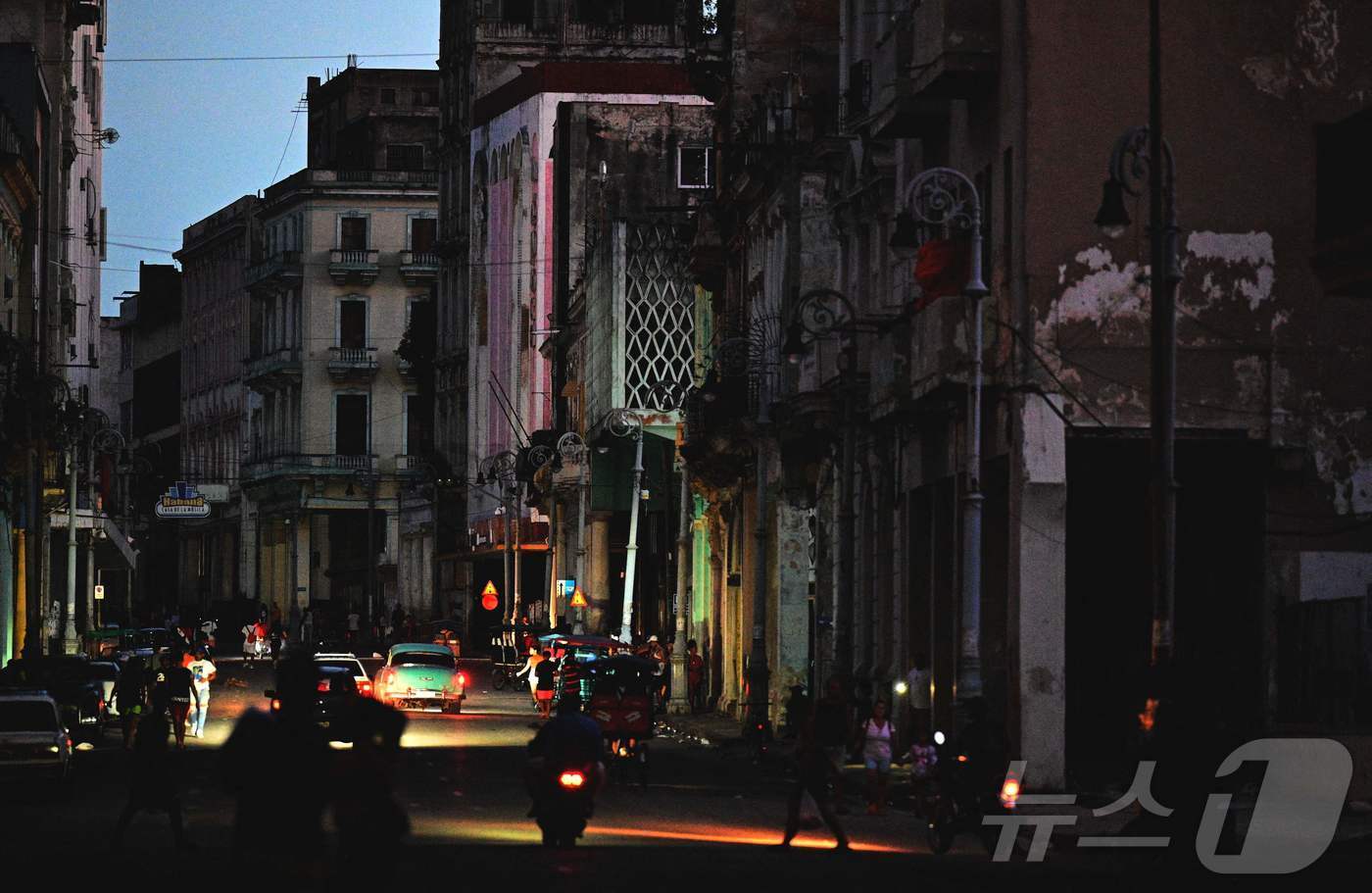 본문 이미지 - 대규모 정전을 겪고 있는 쿠바 아바나 시내 한 거리의 불이 꺼진 모습. 2024.10.20 ⓒ AFP=뉴스1 ⓒ News1 김지완 기자