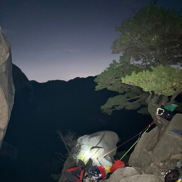 산행 중 부상 60대, 기상악화로 119대원과 밤새…12시간 만에 헬기 구조