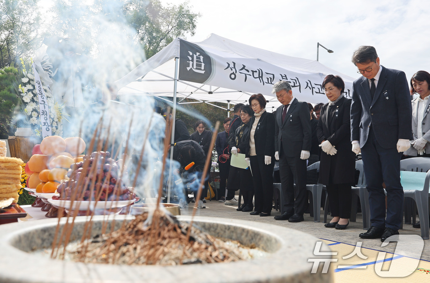 (서울=뉴스1) 박세연 기자 = 21일 오전 서울 성수대교 북단 위령탑 앞에서 열린 성수대교 붕괴사고 30주기 합동위령제에서 참석자들이 묵념하고 있다. (공동취재) 2024.10. …