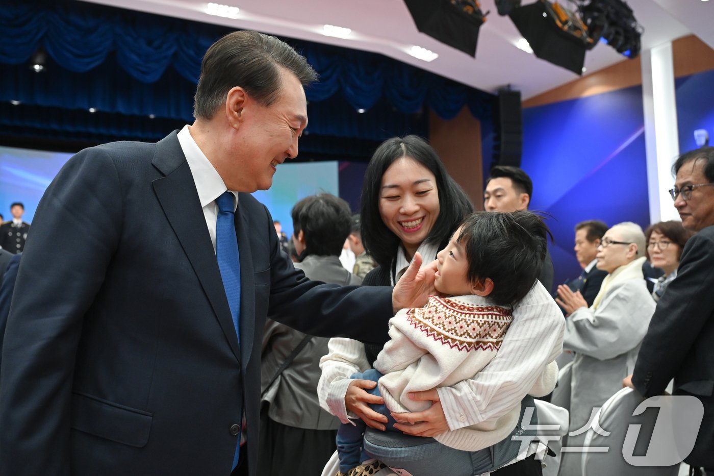 윤석열 대통령이 21일 서울 서대문구 경찰청 참수리홀에서 열린 79주년 경찰의 날 기념식을 마치고 故 유재국 경위의 유가족과 인사를 나누고 있다. &#40;대통령실 제공&#41; 2024.10.21/뉴스1 ⓒ News1 송원영 기자