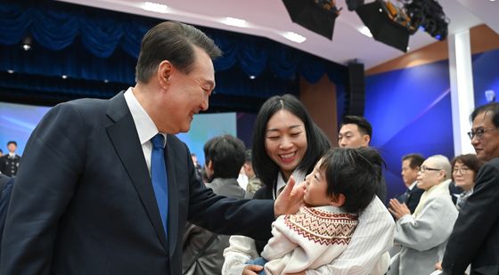 故 유재국 경위의 유가족과 인사 나누는 윤석열 대통령