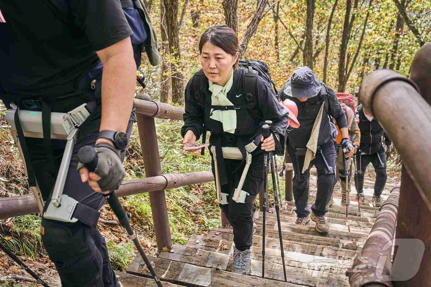 (서울=뉴스1) = 위로보틱스는 지난 19일 지리산 국립공원 경남사무소와 협력해 천왕봉 등산객 20명을 대상으로 웨어러블 로봇 체험 프로그램을 진행했다.참가자들은 모바일 앱을 연동 …