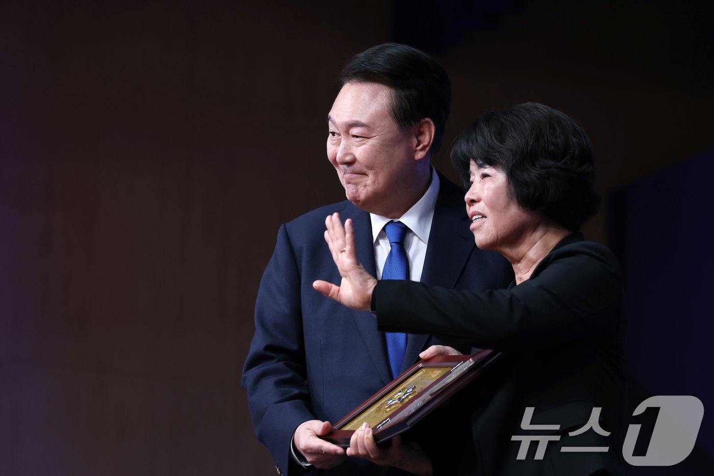본문 이미지 - 윤석열 대통령이 21일 서울 서대문구 경찰청 참수리홀에서 열린 79주년 경찰의 날 기념식에서 故 이재현 경장의 모친 유진숙 씨에게 '경찰 영웅패'를 전달한 뒤 기념촬영을 하고 있다. (대통령실 제공) 2024.10.21/뉴스1 ⓒ News1 송원영 기자