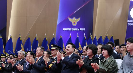 경찰의날 기념식에서 박수치는 윤석열 대통령