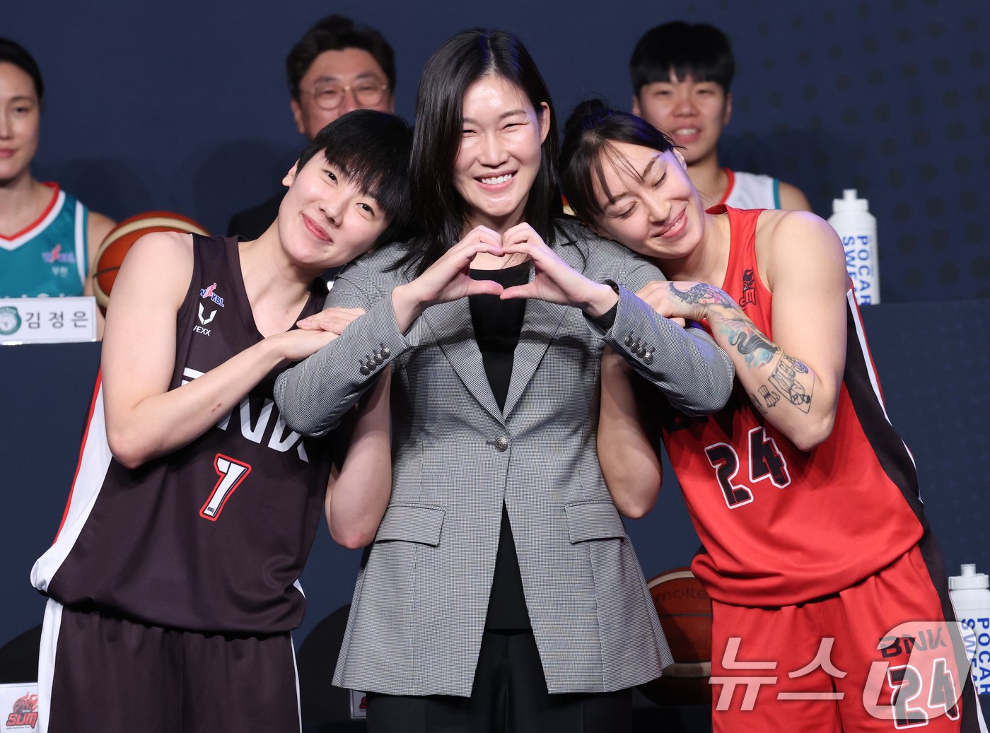 본문 이미지 - 21일 서울 중구 플라자호텔에서 열린 하나은행 2024~2025 여자프로농구 개막 미디어데이 행사에서 BNK썸 박정은 감독과 박혜진, 김소니아 선수가 포즈를 취하고 있다. 2024.10.21/뉴스1 ⓒ News1 김명섭 기자