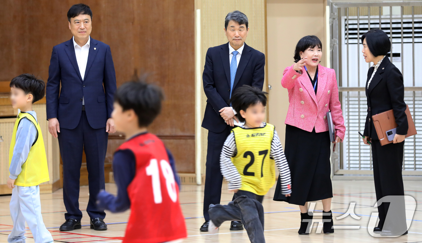 (부산=뉴스1) 윤일지 기자 = 이주호 사회부총리 겸 교육부 장관이 21일 오후 부산 양정초등학교를 찾아 늘봄학교 현장을 살펴보고 있다. 2024.10.21/뉴스1