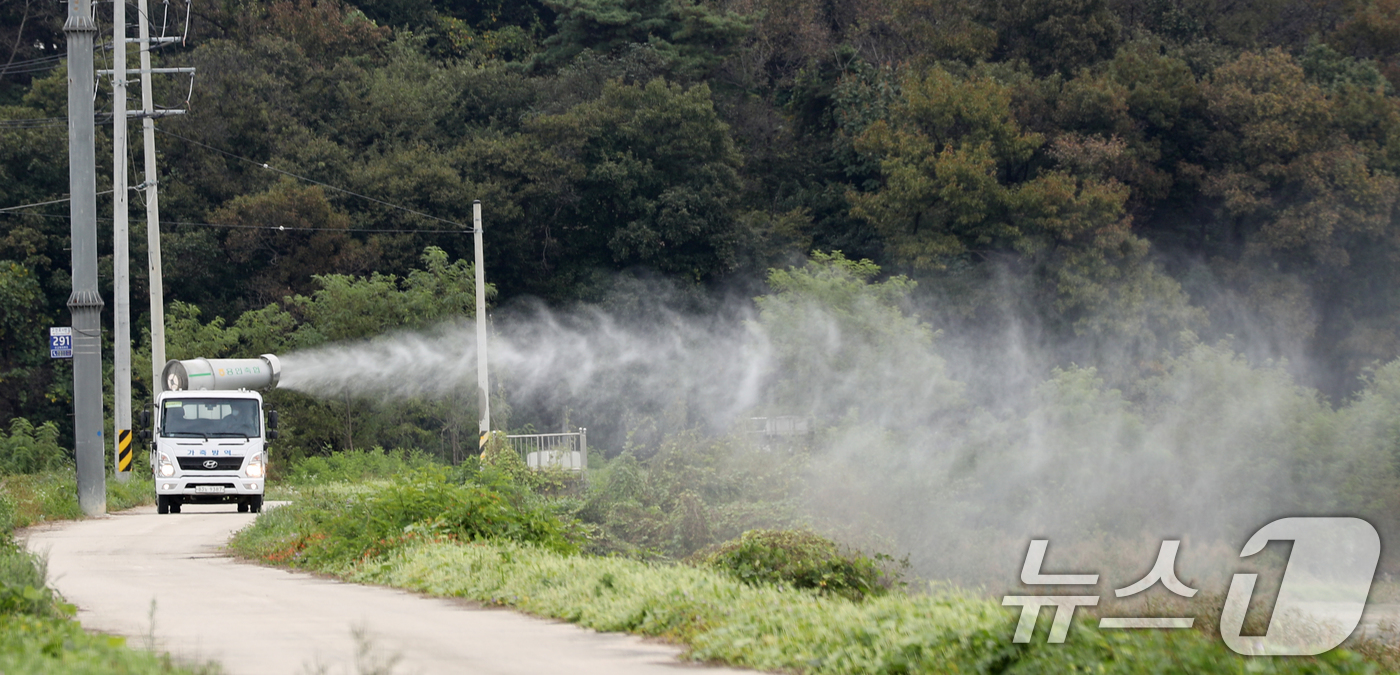 (용인=뉴스1) 김영운 기자 = 21일 경기 용인시 처인구 백암면 청미천 인근에서 용인시 관계자가 방역 작업을 하고 있다.용인시는 지난 14일 청미천 야생조류에서 고병원성 AI가 …