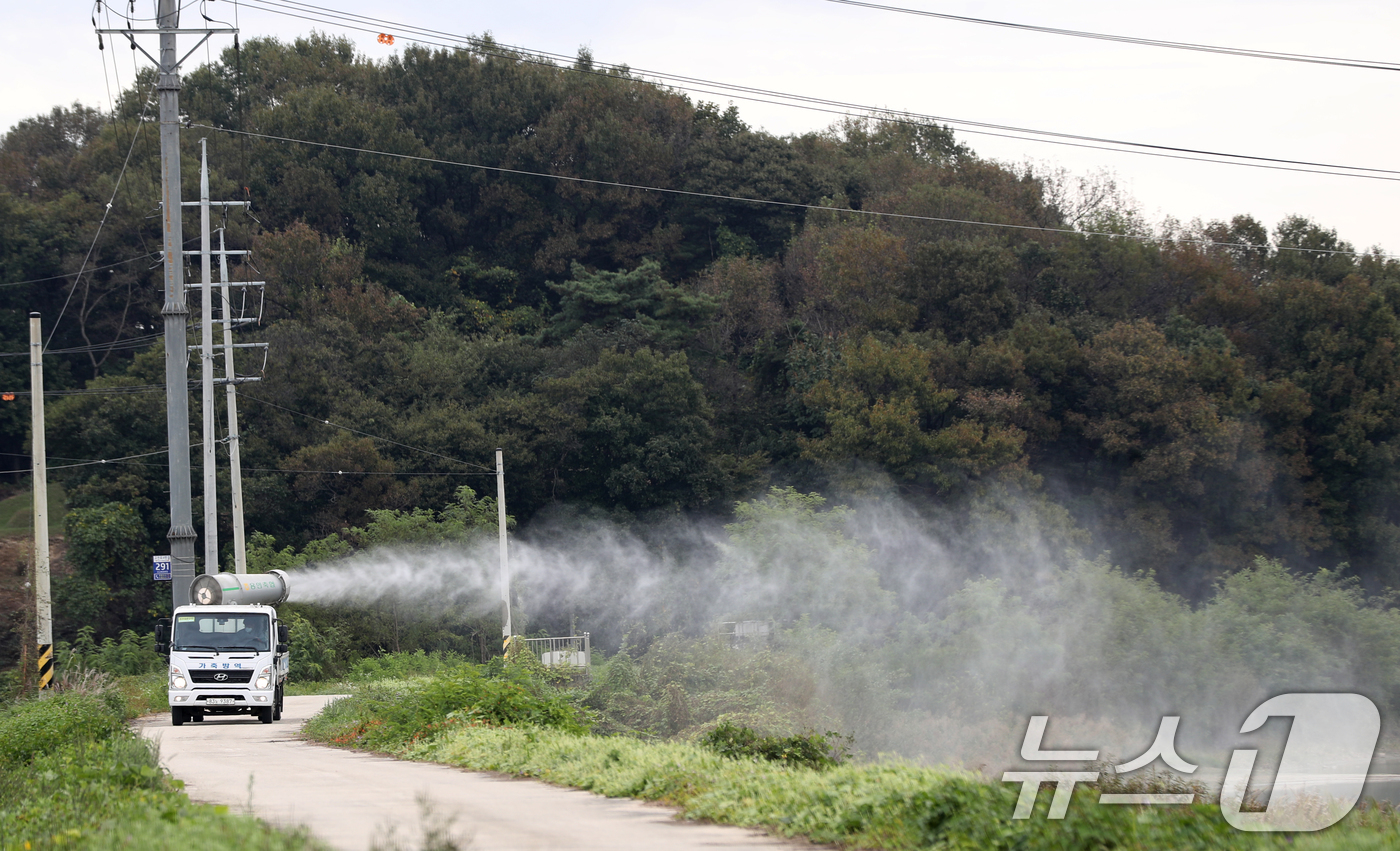 (용인=뉴스1) 김영운 기자 = 21일 경기 용인시 처인구 백암면 청미천 인근에서 용인시 관계자가 방역 작업을 하고 있다.용인시는 지난 14일 청미천 야생조류에서 고병원성 AI가 …