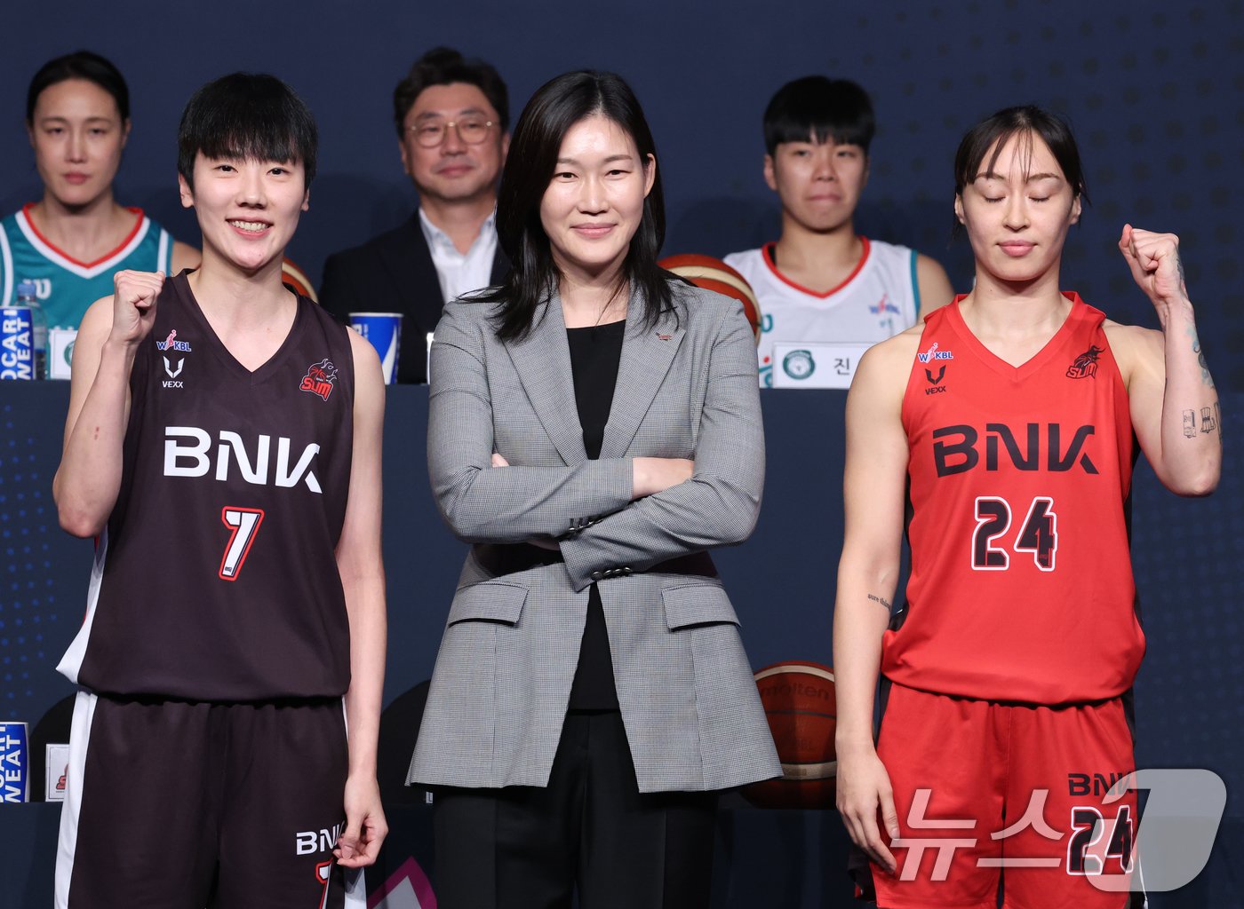 본문 이미지 - 21일 서울 중구 플라자호텔에서 열린 하나은행 2024~2025 여자프로농구 개막 미디어데이 행사에서 BNK썸 박정은 감독과 박혜진, 김소니아 선수가 포즈를 취하고 있다. 2024.10.21/뉴스1 ⓒ News1 김명섭 기자