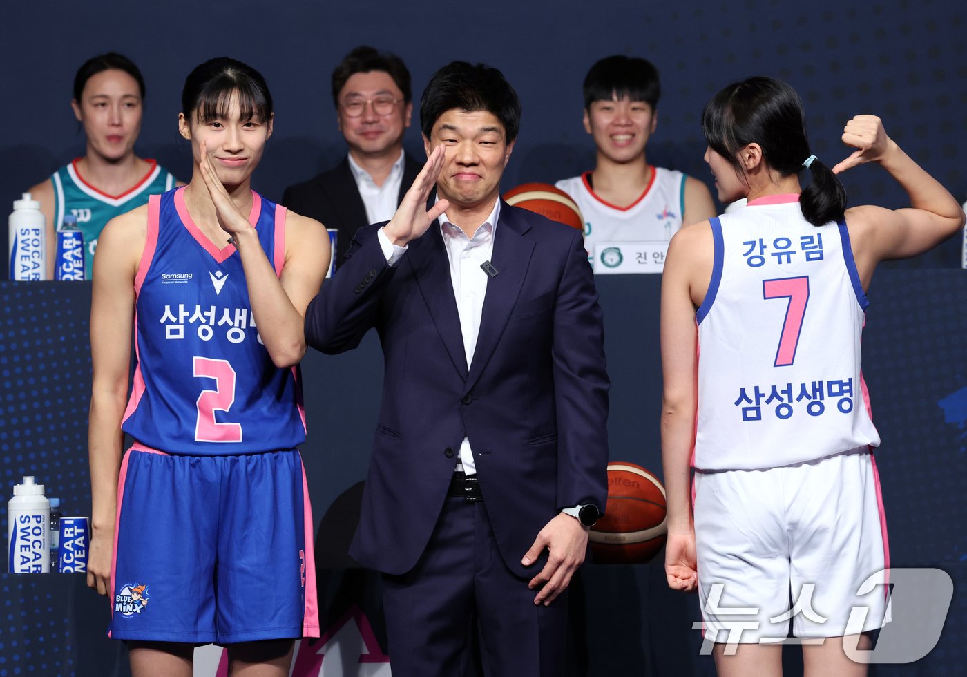 본문 이미지 - 21일 서울 중구 플라자호텔에서 열린 하나은행 2024~2025 여자프로농구 개막 미디어데이 행사에서 삼성생명 하상윤 감독과 이해란, 강유림 선수가 포즈를 취하고 있다. 2024.10.21/뉴스1 ⓒ News1 김명섭 기자