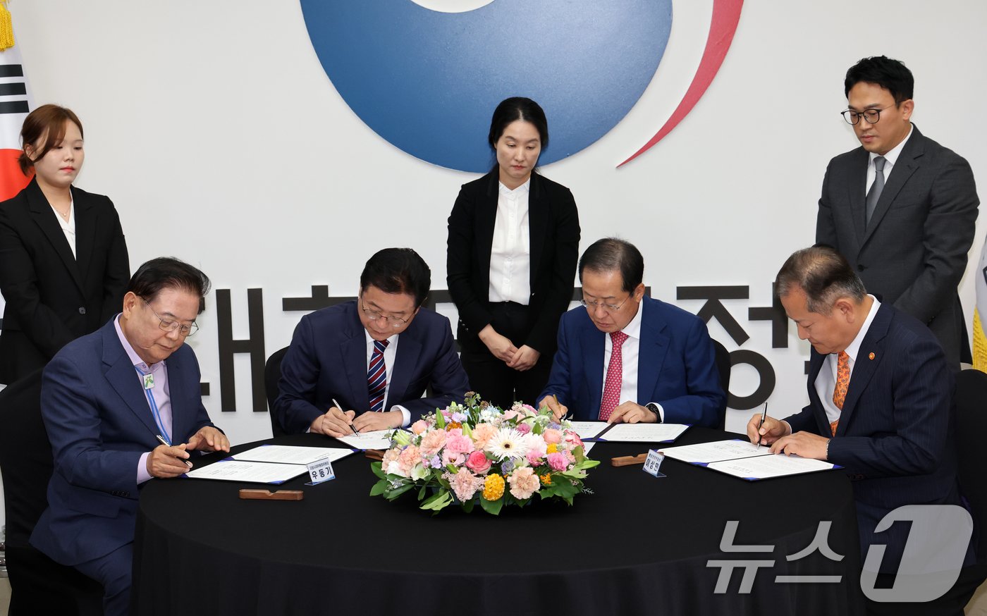 본문 이미지 - 우동기 지방시대위원장(왼쪽부터), 이철우 경북도지사, 홍준표 대구시장, 이상민 행정안전부 장관이 21일 오후 서울 종로구 정부서울청사에서 열린 대구·경북 통합 관련 4자 회동에서 합의문에 서명하고 있다. (공동취재) 2024.10.21/뉴스1 ⓒ News1 허경 기자
