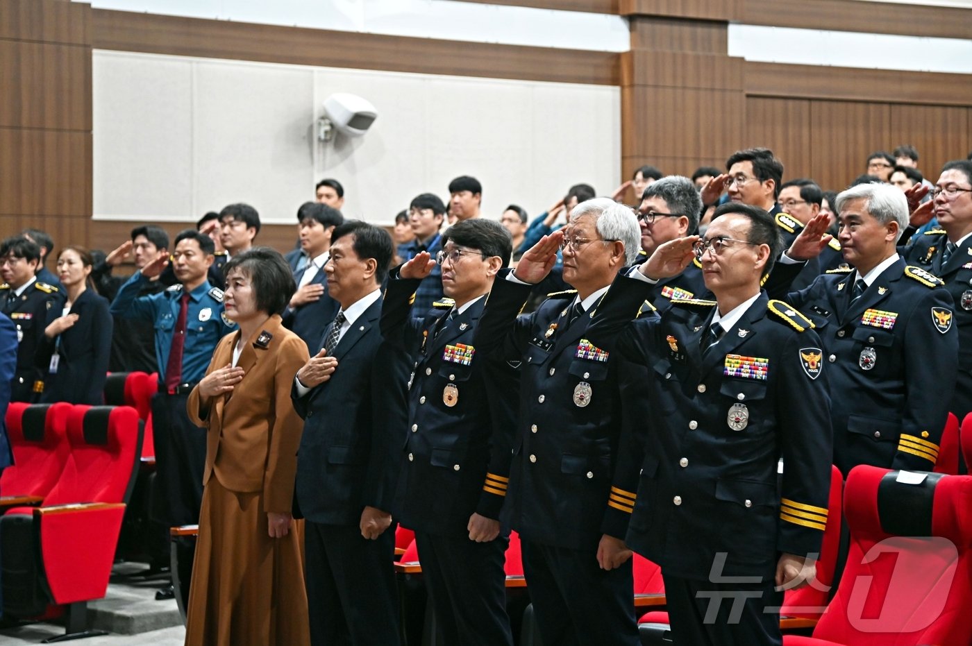 본문 이미지 - 강원경찰청이 21일 강원청 대강당에서 ‘제79주년 경찰의 날 기념식’ 행사를 열고 있다.(강원경찰청 제공) 2024.10.21/뉴스1