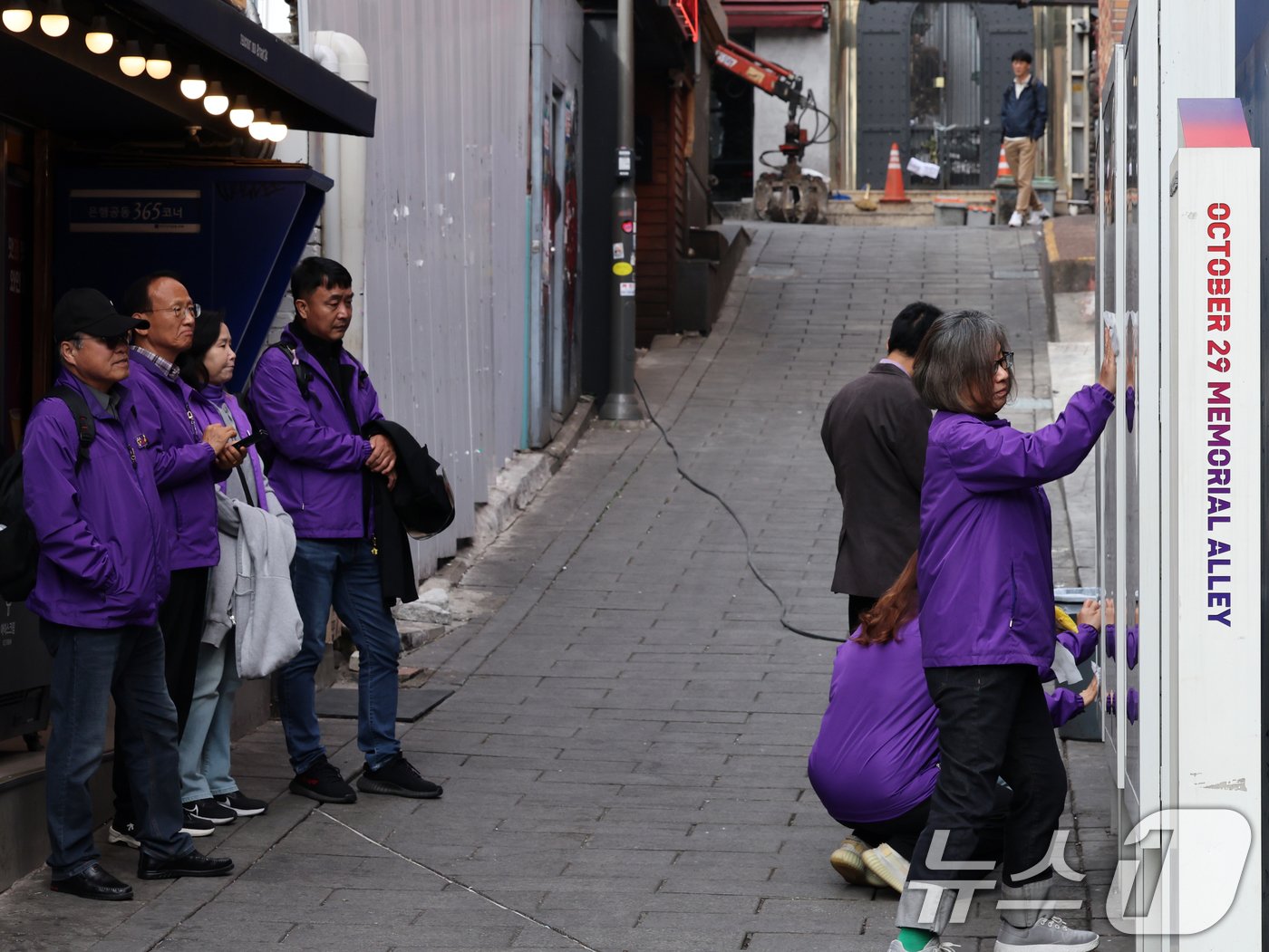 본문 이미지 - 10·29 이태원 참사 유가족협의회와 시민대책회의가 21일 오후 서울 용산구 이태원역 1번출구 앞에서 '10·29 기억과 안전의 길' 추모시설을 살펴보고 있다. 2024.10.21/뉴스1 ⓒ News1 황기선 기자