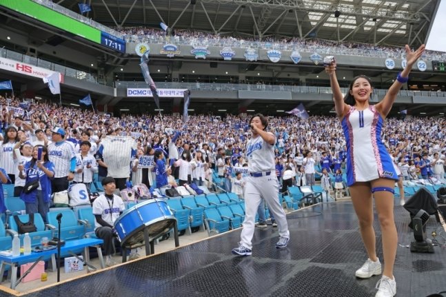 대구 삼성라이온즈파크에서 김상헌 응원단장이 응원을 이끄는 모습.  &#40;삼성 라이온즈 제공&#41;