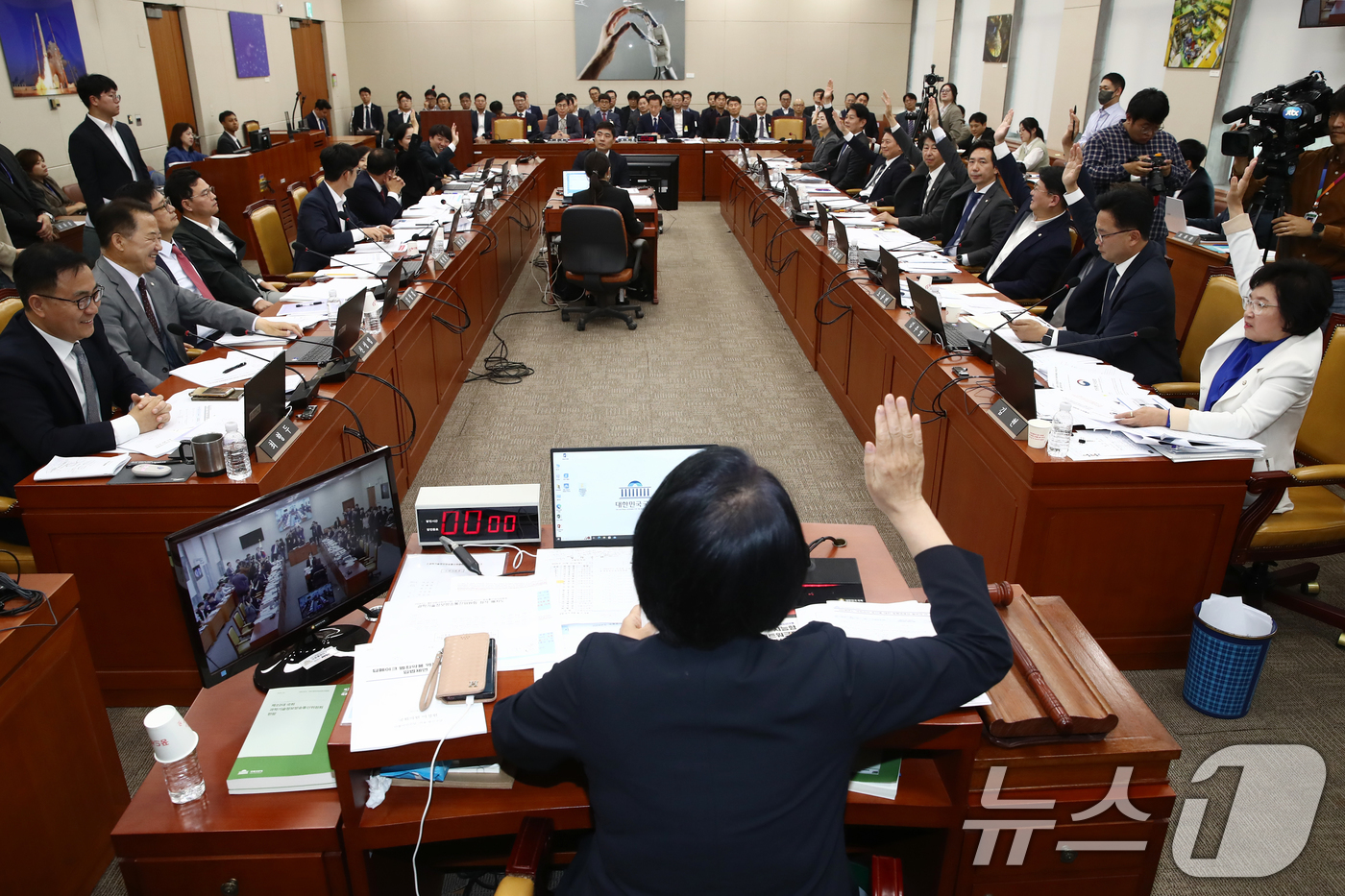 (서울=뉴스1) 이광호 기자 = 최민희 국회 과방위원장이 21일 오후 서울 여의도 국회에서 과학기술정보방송통신위원회의 방송통신심의위원회에 대한 국정감사를 중지 시킨후 전체회의를 열 …