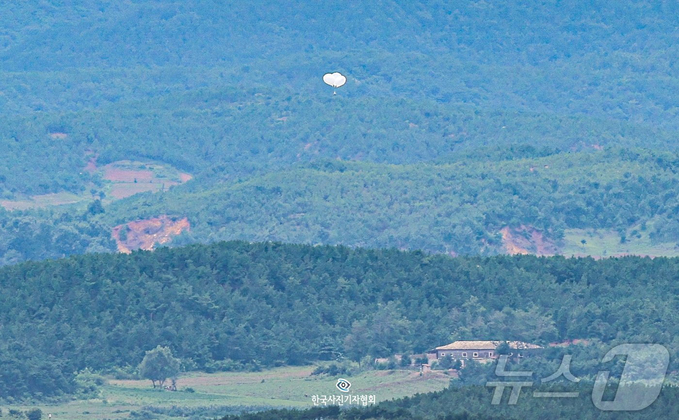 북한이 10번째 대남 오물풍선을 살포한 24일 경기 파주시 오두산통일전망대에서 바라본 북한 개풍군 마을 일대에서 오물풍선이 상공으로 오르고 있다. 2024.7.24/뉴스1 ⓒ News1 김도우 기자