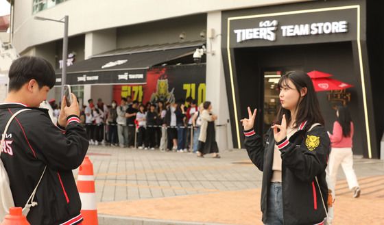 BTS보다 어려웠던 한국시리즈 티케팅…가을 야구로 뜨거운 광주