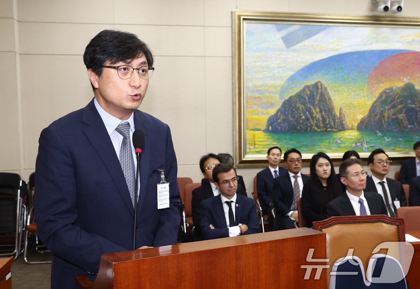 함윤식 우아한형제들 부사장이 21일 서울 여의도 국회 정무위원회에서 열린 공정거래위원회, 한국소비자원, 한국공정거래조정원에 대한 국정감사에서 의원 질의에 답변하고 있다. 오른쪽부터 김경훈 구글코리아 대표, 스테판 드블레즈 르노코리아 대표, 함 부사장. 2024.10.21/뉴스1 ⓒ News1 김민지 기자