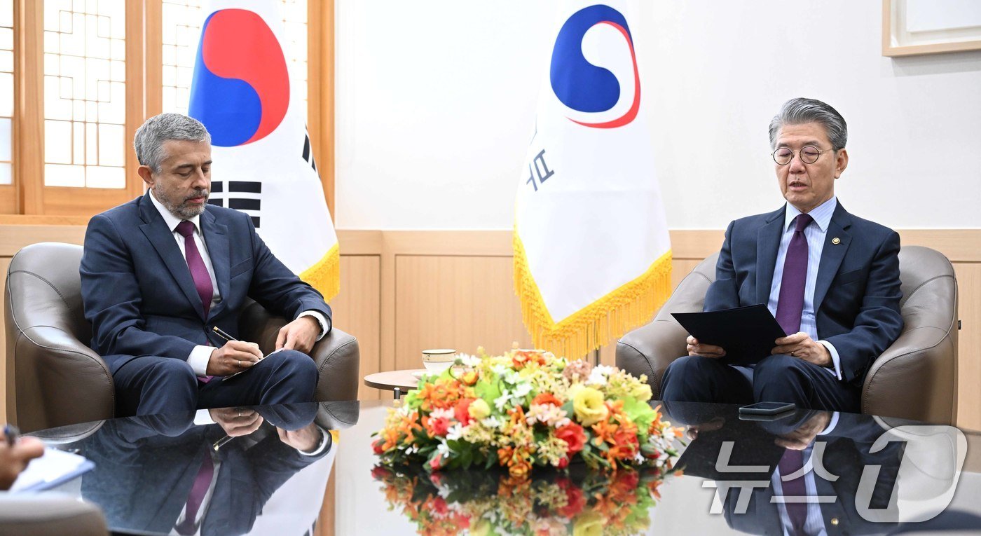 본문 이미지 - 김홍균 외교부 제1차관이 21일 오후 게오르기 지노비예프 주한 러시아대사를 서울 종로구 외교부 청사로 초치했다. 이 자리에서 김 차관은 북한의 러시아 파병 및 우크라이나 전쟁 참전에 대해 엄중히 항의했다. &#40;외교부 제공&#41; 2024.10.21/뉴스1