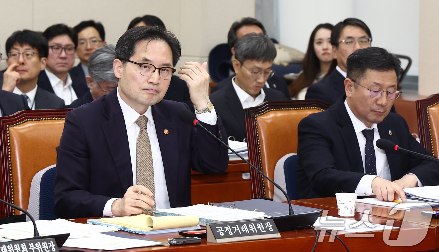 본문 이미지 - 한기정 공정거래위원장(왼쪽)이 21일 서울 여의도 국회 정무위원회에서 열린 공정거래위원회, 한국소비자원, 한국공정거래조정원에 대한 국정감사에서 의원 질의를 듣던 도중 머리를 만지고 있다. 2024.10.21/뉴스1 ⓒ News1 김민지 기자