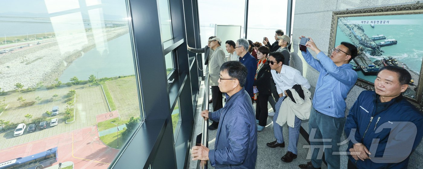 본문 이미지 - 세계한인비즈니스대회 참가자들이 변화한 새만금 현장을 바라보고 있다.(전북자치도 제공)/뉴스1 