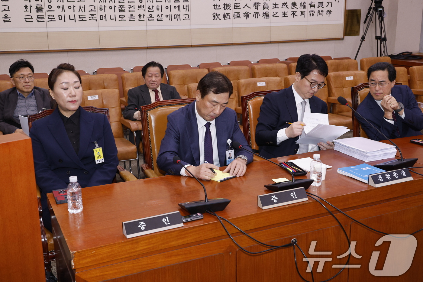 (서울=뉴스1) 안은나 기자 = 김건희 여사의 공천 개입 의혹과 명태균 씨 여론조사 비용 불법 조달 의혹을 제기한 강혜경 씨가 21일 오후 서울 여의도 국회 법제사법위원회에서 열린 …