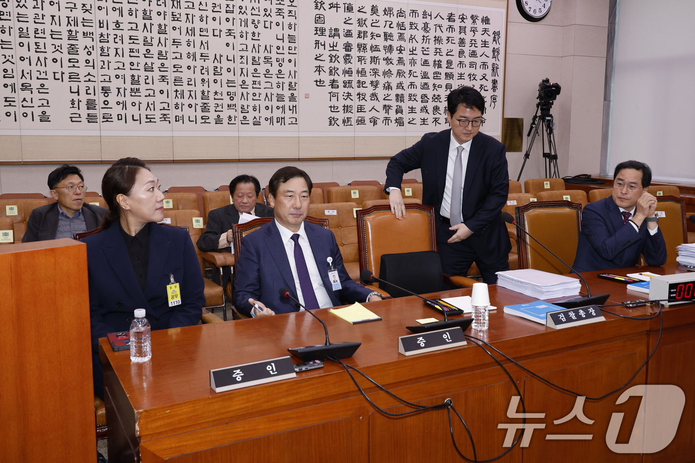 (서울=뉴스1) 안은나 기자 = 김건희 여사의 공천 개입 의혹과 명태균 씨 여론조사 비용 불법 조달 의혹을 제기한 강혜경 씨가 21일 오후 서울 여의도 국회 법제사법위원회에서 열린 …