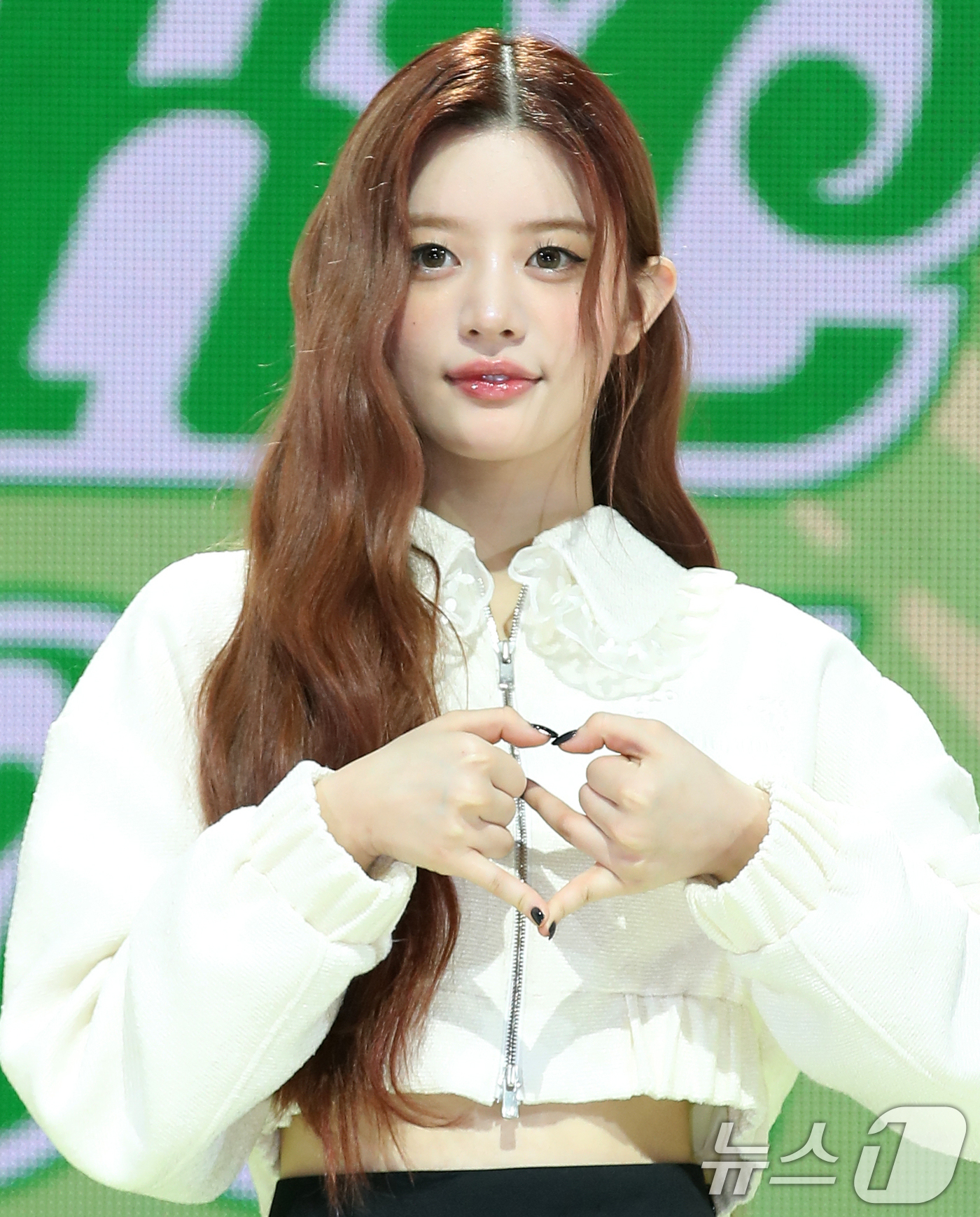 (서울=뉴스1) 권현진 기자 = 그룹 아일릿의 민주가 21일 오후 서울 광진구 광장동 예스24 라이브홀에서 가진 두 번째 미니앨범 'I'LL LIKE YOU' 발매 기념 쇼케이스에 …