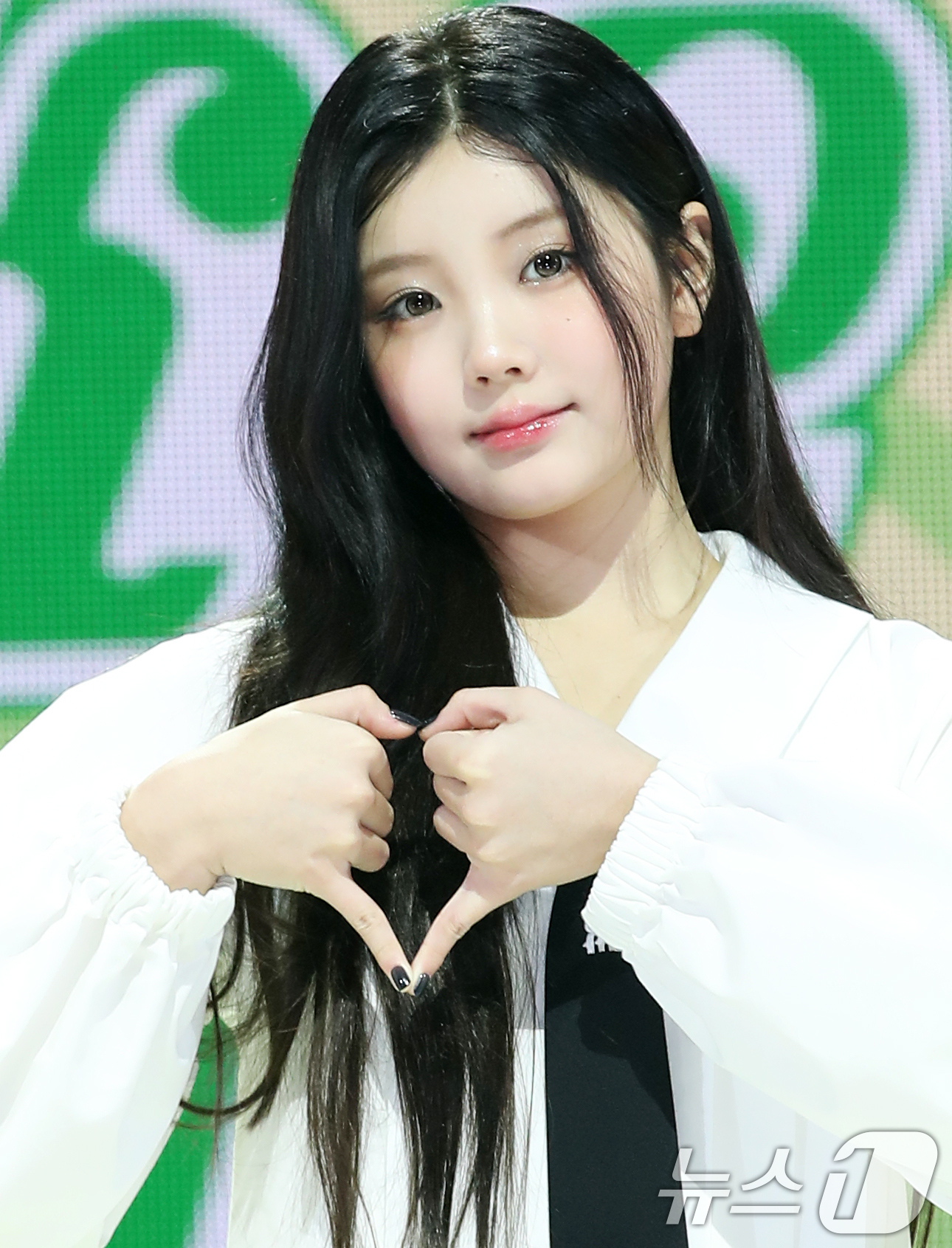 (서울=뉴스1) 권현진 기자 = 그룹 아일릿의 원희가 21일 오후 서울 광진구 광장동 예스24 라이브홀에서 가진 두 번째 미니앨범 'I'LL LIKE YOU' 발매 기념 쇼케이스에 …