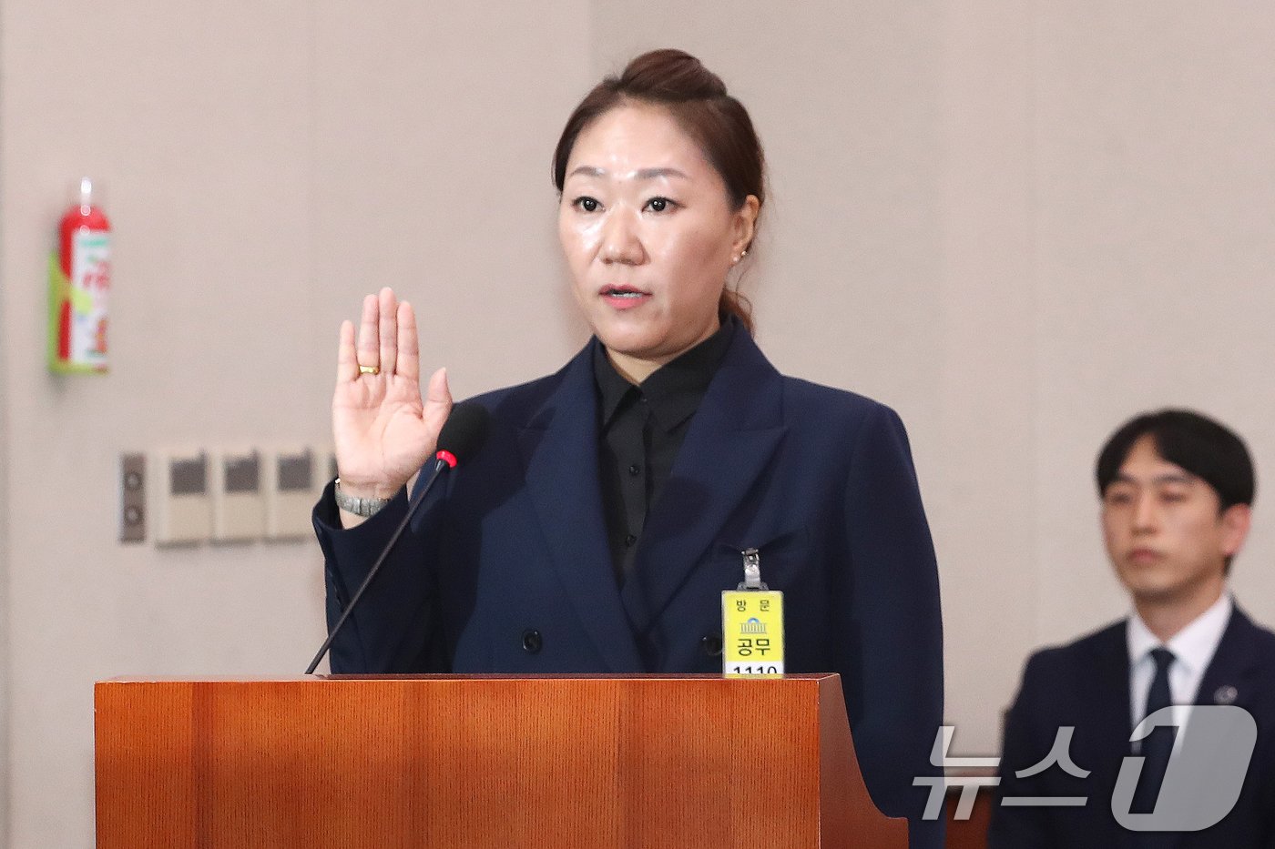 본문 이미지 - 김건희 여사의 공천 개입 의혹과 명태균 씨 여론조사 비용 불법 조달 의혹을 제기한 강혜경 씨가 21일 오후 서울 여의도 국회 법제사법위원회에서 열린 대검찰청 국정감사에서 증인 선서를 하고 있다. 2024.10.21/뉴스1 ⓒ News1 이광호 기자