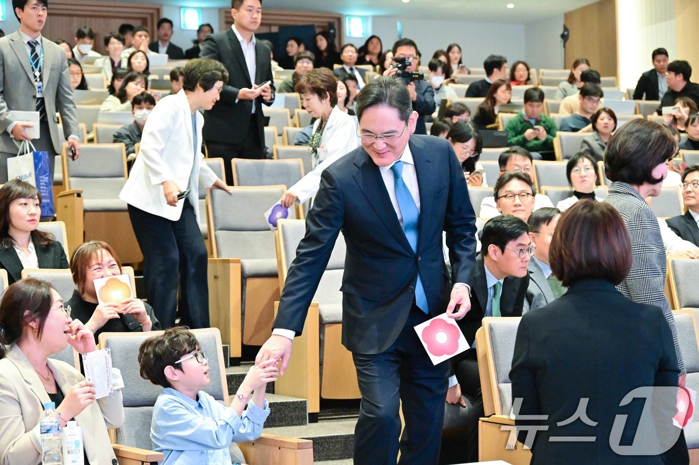 이재용 삼성전자 회장이 21일 서울 종로구 서울대어린이병원에서 열린 &#39;이건희 소아암·희귀질환 극복사업, 함께 희망을 열다, 미래를 열다&#39; 행사에서 환아와 인사를 나누고 있다. 고&#40;故&#41; 이건희 삼성 선대회장의 유산으로 시작된 소아암·희귀질환 극복 사업은 올해로 4년차를 맞았다. 사업을 통해 소아암·희귀질환 진단을 받은 환자만 1만 명에 달한다. &#40;서울대학교병원 제공&#41; 2024.10.21/뉴스1