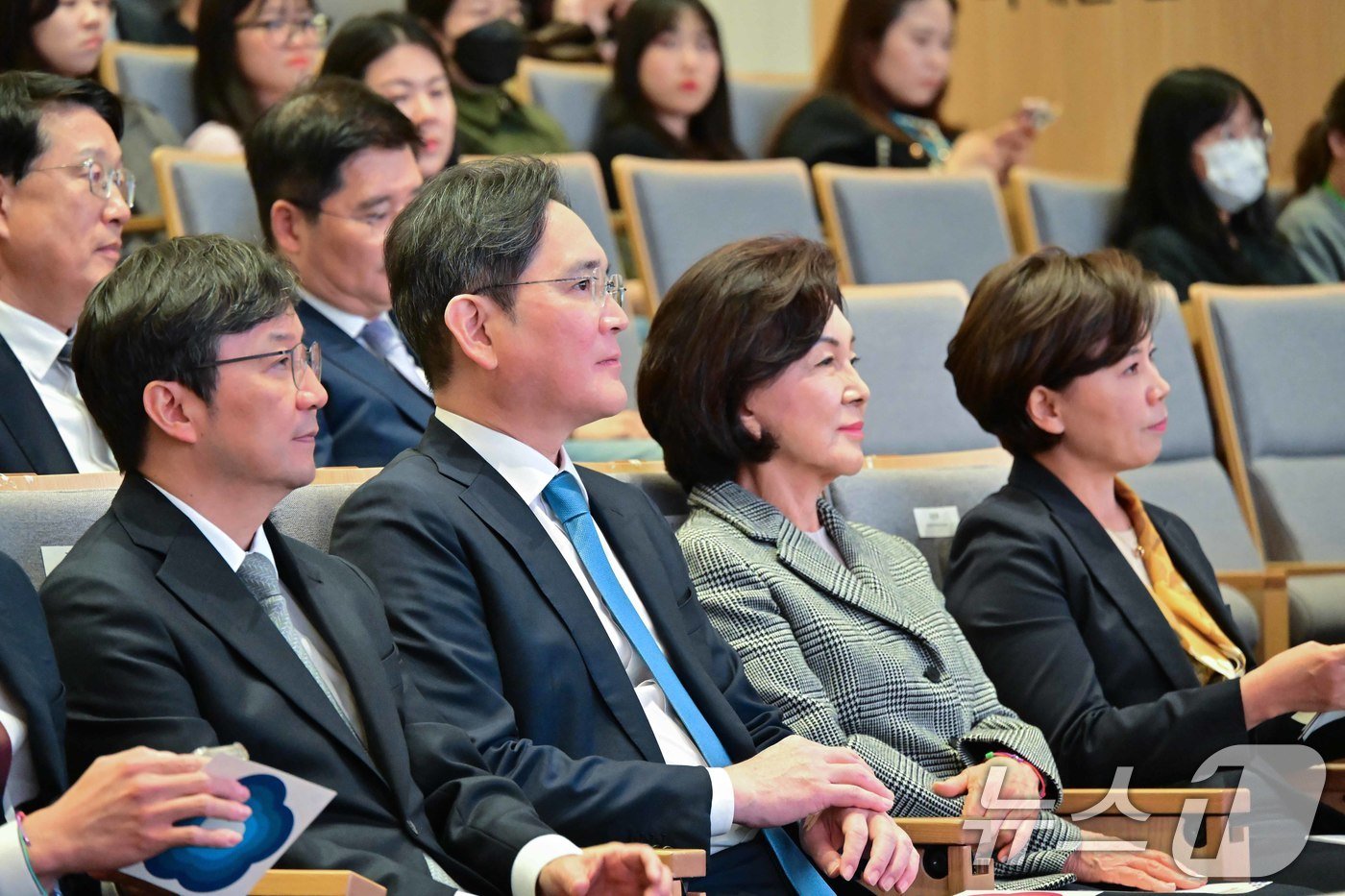 이재용 삼성전자 회장&#40;왼쪽 두 번째부터&#41;, 홍라희 전 리움미술관장이 21일 서울 종로구 서울대어린이병원에서 열린 &#39;이건희 소아암·희귀질환 극복사업, 함께 희망을 열다, 미래를 열다&#39; 행사에 참석해 있다. 고&#40;故&#41; 이건희 삼성 선대회장의 유산으로 시작된 소아암·희귀질환 극복 사업은 올해로 4년차를 맞았다. 사업을 통해 소아암·희귀질환 진단을 받은 환자만 1만 명에 달한다. &#40;서울대학교병원 제공&#41; 2024.10.21/뉴스1