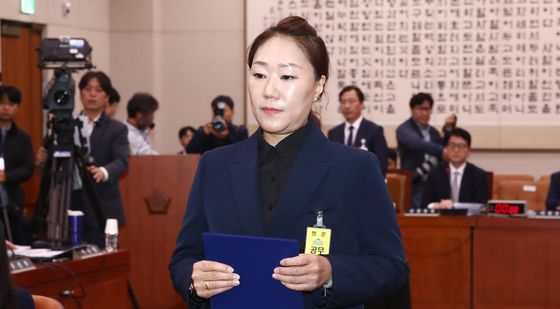 [국감]선서문 든 강혜경 씨