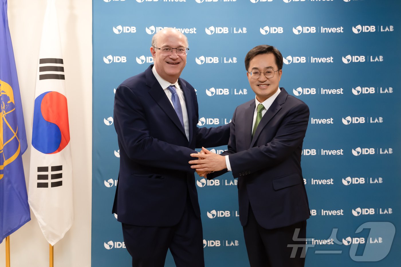 본문 이미지 - 미국 현지시간 15일 오후 워싱턴DC에 있는 미주개발은행에서 김동연 경기도지사가 일랑 고우드파잉&#40;Ilan Goldfajn&#41; &#40;IDB&#41;총재와 면담 후 기념촬영을 하고 있다.&#40;경기도 제공&#41;