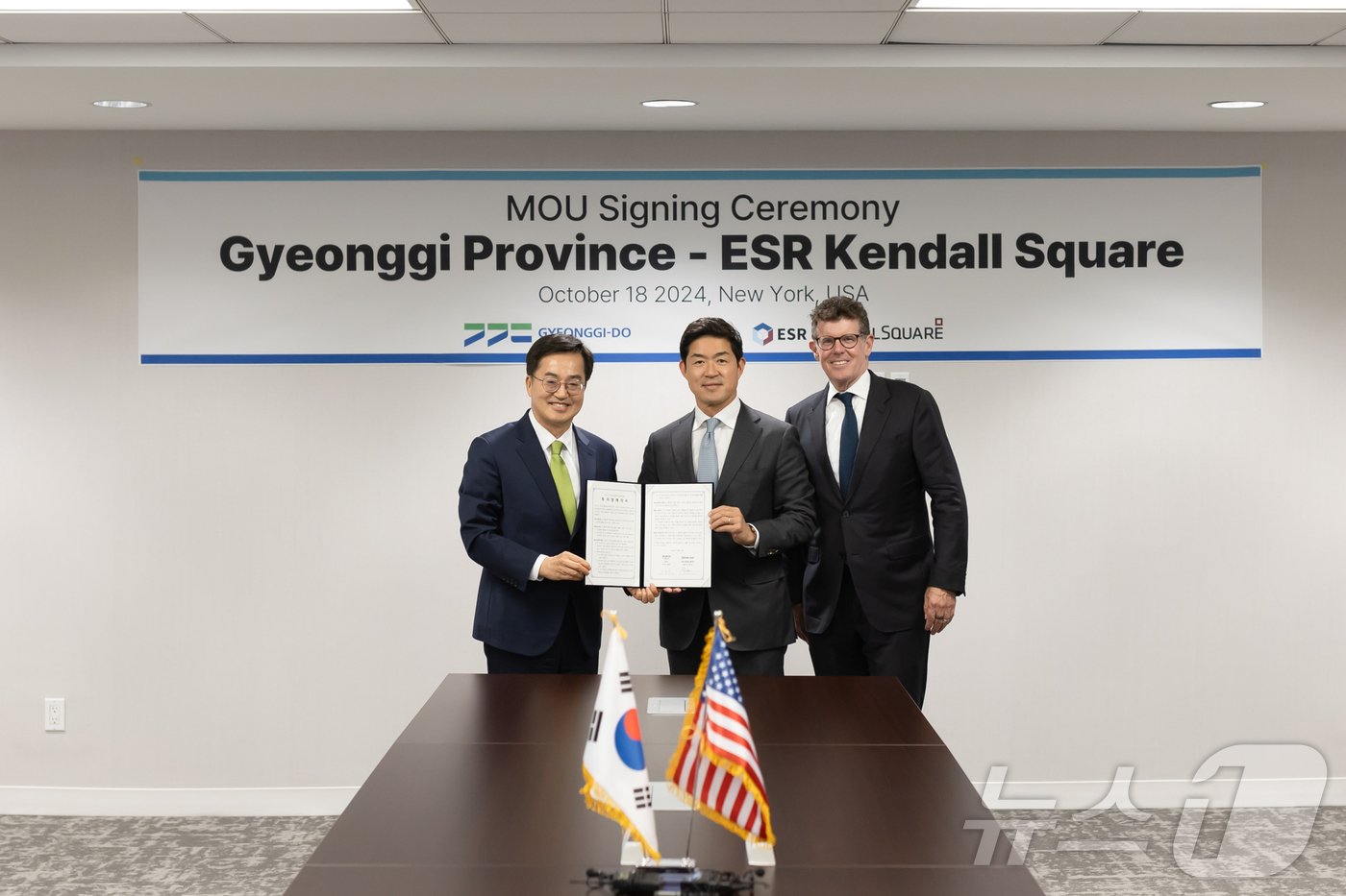 본문 이미지 - 미국 현지시각 18일 오전 뉴욕에서 김동연 경기도지사와 ESR켄달스퀘어 남선우 대표, ESR켄달스퀘어 투자회사인 워버그 핀커스의 제이크 세워트 전무이사와 친환경 복합물류단지 투자협약식을 맺고 기념촬영을 하고 있다.&#40;경기도 제공&#41;