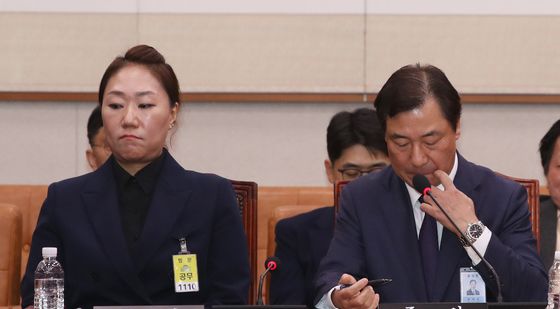 [국감]법사위 국감 출석한 강혜경 씨와 윤재순 총무비서관