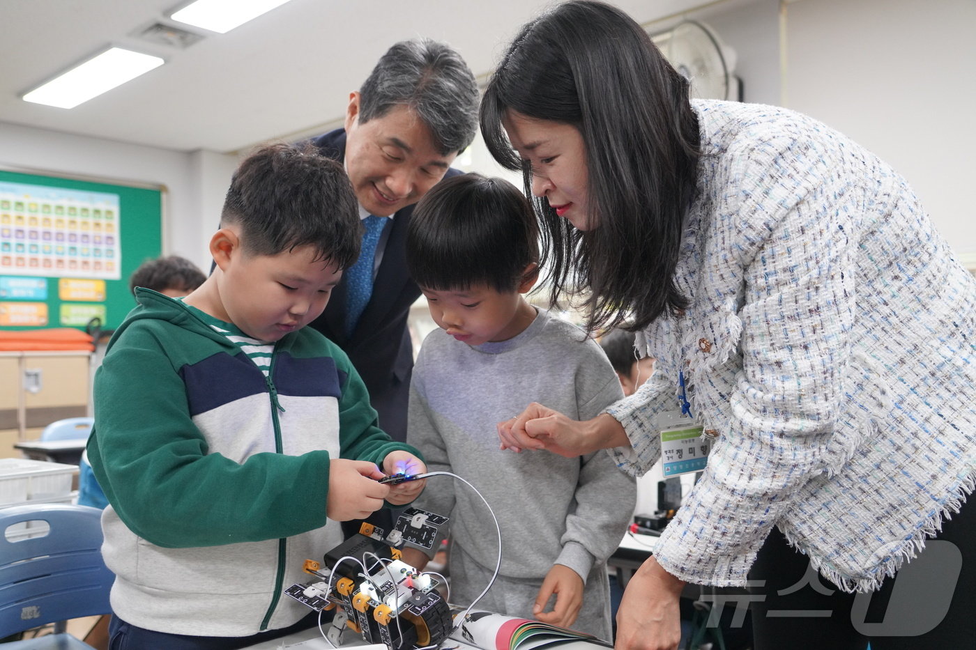 본문 이미지 - 이 부총리의 부산 양정초 늘봄 프로그램 참관 모습.(부산시교육청 제공)